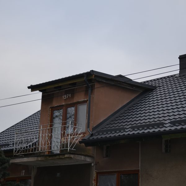 Grafitowa blachodachówka Ruukki Finnera na dachu o klasycznej, falistej formie.